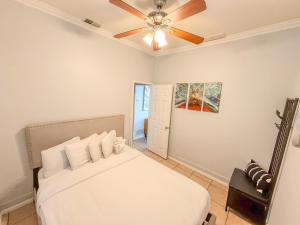 une chambre avec un lit avec un ventilateur de plafond dans l'établissement 3bd Little Italy Cottage A++ Location, à San Diego