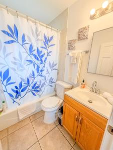 une salle de bain avec toilettes, lavabo et rideau de douche dans l'établissement 3bd Little Italy Cottage A++ Location, à San Diego 10 autres photos