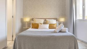 Postel nebo postele na pokoji v ubytování VACATION MARBELLA I Sea Views, 24-7 security, Parking, Walk to Everything in Luxurious Puerto Banus