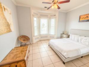 une chambre avec un lit et un ventilateur de plafond dans l'établissement 3bd Little Italy Cottage A++ Location, à San Diego