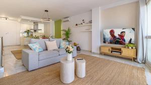 TV a/nebo společenská místnost v ubytování VACATION MARBELLA I Sea Views, 24-7 security, Parking, Walk to Everything in Luxurious Puerto Banus
