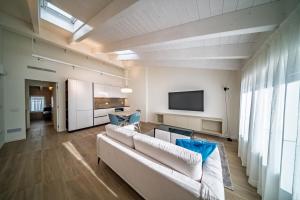 a living room with a couch and a flat screen tv at Bilocale Vitruviano Treviglio Milano Upper Stay in Treviglio