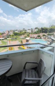 Estación El SaltoにあるMirador de Canaanのバルコニー(ベンチ、スイミングプール付)