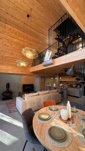 a living room with a table with wine glasses on it at Arboreal Retreat in Văleni