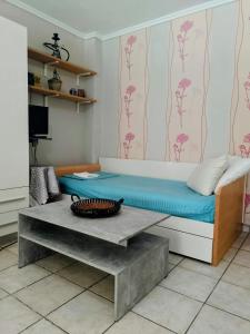 Postel nebo postele na pokoji v ubytování Ολόκληρο διαμέρισμα fully equipped apt dora comfortable holidays on the beach 50m