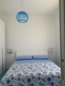 Un dormitorio con una cama con un edredón azul y blanco. en La Finestra sul Mare, en Fiumefreddo Bruzio 22 fotos más