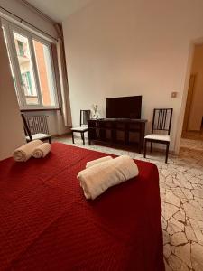 佛罗伦萨Il Novellino Apartment By Rjgal B&B的一间卧室配有一张带红色毯子的床和一张书桌