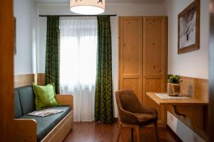 Posezení v ubytování Hotel Panda Cortina- ricarica auto elettriche