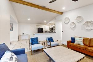 Η κουζίνα ή μικρή κουζίνα στο Inviting beach house - walk to beach, shopping & dining