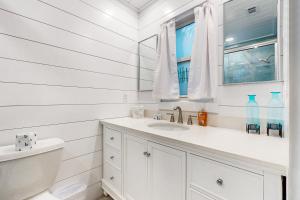 Ένα μπάνιο στο Inviting beach house - walk to beach, shopping & dining +59 φωτογραφίες