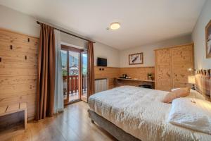 Postel nebo postele na pokoji v ubytování Hotel Panda Cortina- ricarica auto elettriche