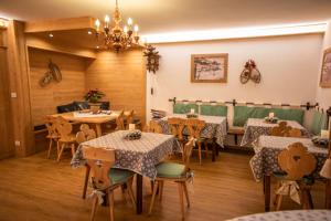 Posezení v ubytování Hotel Panda Cortina- ricarica auto elettriche