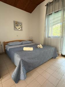 クレックにあるBlue Lagoon Studio Apartmentsのベッドとタオル2枚のある寝室