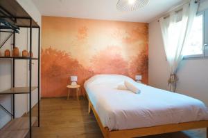 a bedroom with a bed and a painting on the wall at La Maison les Quatre Saisons - Therme - Ski in Saint-Martin-d'Uriage