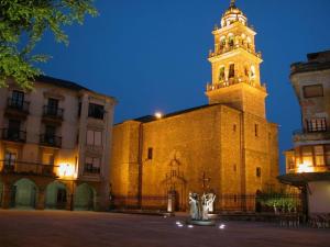 a building with a clock tower on top of it at Apartamento MIZA in Ponferrada