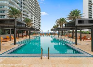 Bazén v ubytování Luxury Resort Beach Condo nebo v jeho okolí