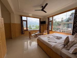 Voodi või voodid majutusasutuse New Suraj Inn - Nestled near Hidimba Temple ! Rooftop Cafe With Hampta View ! Private Parking toas