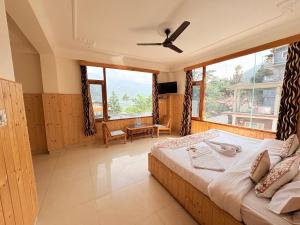 Voodi või voodid majutusasutuse New Suraj Inn - Nestled near Hidimba Temple ! Rooftop Cafe With Hampta View ! Private Parking toas