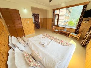 Voodi või voodid majutusasutuse New Suraj Inn - Nestled near Hidimba Temple ! Rooftop Cafe With Hampta View ! Private Parking toas