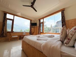 Voodi või voodid majutusasutuse New Suraj Inn - Nestled near Hidimba Temple ! Rooftop Cafe With Hampta View ! Private Parking toas
