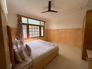 Voodi või voodid majutusasutuse New Suraj Inn - Nestled near Hidimba Temple ! Rooftop Cafe With Hampta View ! Private Parking toas