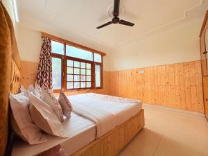 Voodi või voodid majutusasutuse New Suraj Inn - Nestled near Hidimba Temple ! Rooftop Cafe With Hampta View ! Private Parking toas