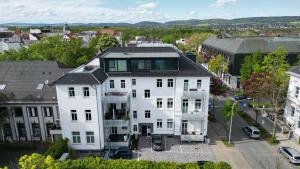 una vista aérea de una casa blanca en Villa Maria # 1, en Bad Oeynhausen