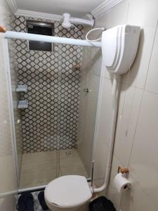 Un pequeño baño con inodoro y ducha. en Kitnet comfort, en Vitória da Conquista