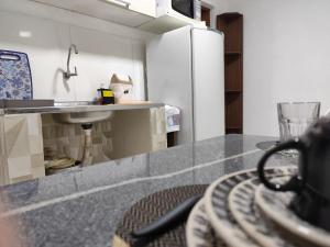 una cocina con fregadero y encimera en Kitnet comfort, en Vitória da Conquista