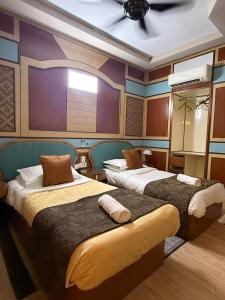 Zimmer mit 2 Betten und einer Decke in der Unterkunft Sha-Rilla Perhentian Resort in Kampong Pasir Panjang