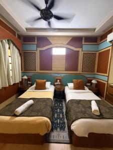 Zimmer mit 2 Betten und einem Deckenventilator in der Unterkunft Sha-Rilla Perhentian Resort in Kampong Pasir Panjang + 26 Fotos