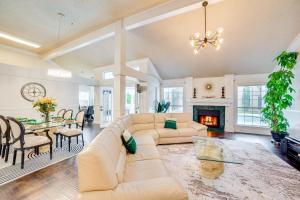 Rowlett Escape with Fire Pit and Lake Views的休息区