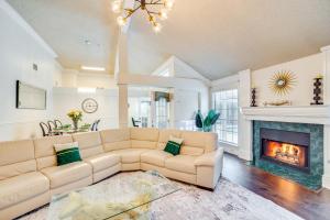 Rowlett Escape with Fire Pit and Lake Views的休息区