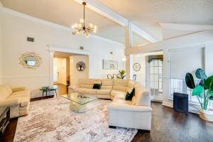 Rowlett Escape with Fire Pit and Lake Views的休息区
