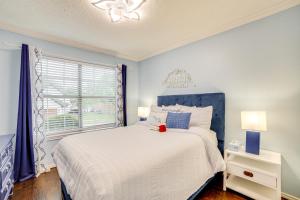 Rowlett Escape with Fire Pit and Lake Views客房内的一张或多张床位