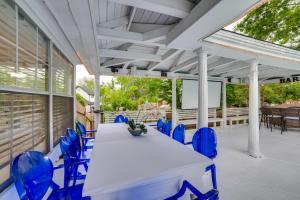 Rowlett Escape with Fire Pit and Lake Views餐厅或其他用餐的地方