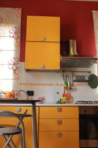 cocina con armarios amarillos y fogones en Terra di Carini, en Carini