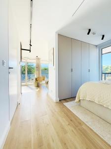 Ένα ή περισσότερα κρεβάτια σε δωμάτιο στο ThePine Apartments Lighthouse Mrzeżyno Widok Spokój Komfort