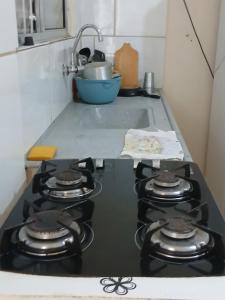 eine Küche mit Herd und Backofen und Spüle in der Unterkunft Casas de pequeno porte ocian praia grande sp in Samaritá + 3 Fotos