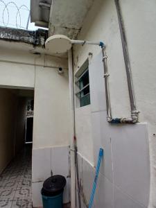 einer Wand mit Rohren an der Seite eines Gebäudes in der Unterkunft Casas de pequeno porte ocian praia grande sp in Samaritá