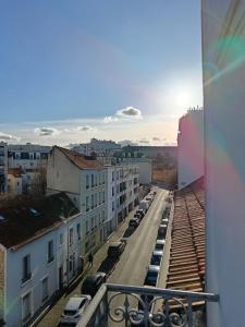 - une vue sur une ville avec des voitures garées dans une rue dans l'établissement Small dormitory 13m2 of 5 beds in sharing flat 30m2, au Kremlin-Bicêtre 10 autres photos