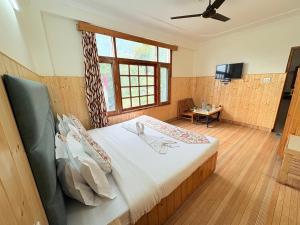Voodi või voodid majutusasutuse New Suraj Inn - Nestled near Hidimba Temple ! Rooftop Cafe With Hampta View ! Private Parking toas