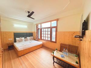 Voodi või voodid majutusasutuse New Suraj Inn - Nestled near Hidimba Temple ! Rooftop Cafe With Hampta View ! Private Parking toas
