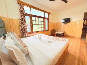 Voodi või voodid majutusasutuse New Suraj Inn - Nestled near Hidimba Temple ! Rooftop Cafe With Hampta View ! Private Parking toas