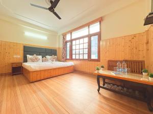 Voodi või voodid majutusasutuse New Suraj Inn - Nestled near Hidimba Temple ! Rooftop Cafe With Hampta View ! Private Parking toas