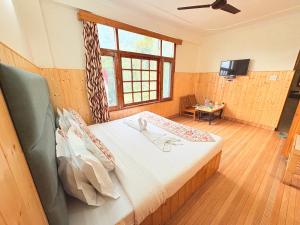 Voodi või voodid majutusasutuse New Suraj Inn - Nestled near Hidimba Temple ! Rooftop Cafe With Hampta View ! Private Parking toas