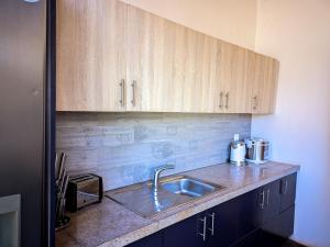 Køkken eller tekøkken på NEW - Maison Lisy - 10 min walk to beach