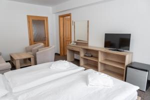 A bed or beds in a room at Hotel Toliar