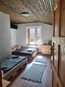 Postel nebo postele na pokoji v ubytování Chata Parnica v objeti slovenskych hor