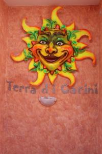 un livre avec une représentation d'un soleil sur le dessus dans l'établissement Terra di Carini, à Carini